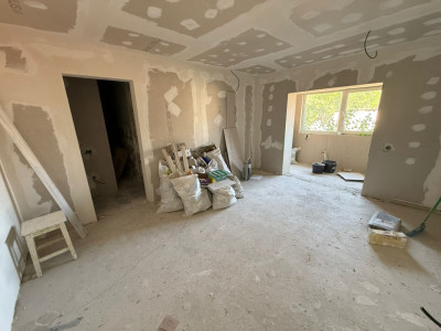 Apartament 2 camere semidecomandat, parter, Craiovita Noua , zona BIG.