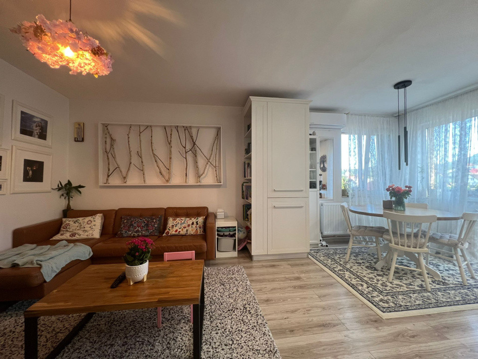 Apartament 3 Camere, curte comuna, si boxa la subsol Zona de case