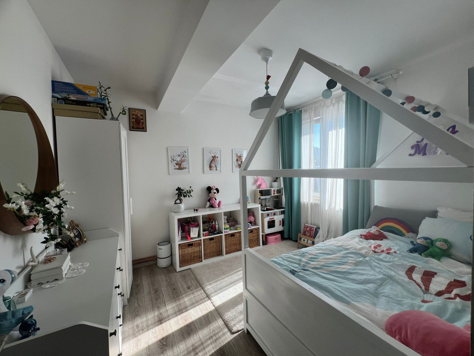 Apartament 3 Camere, curte comuna, si boxa la subsol Zona de case