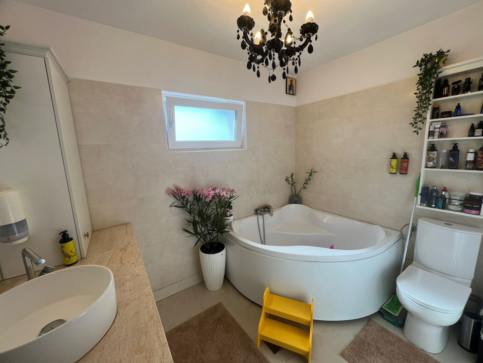 Apartament 3 Camere, curte comuna, si boxa la subsol Zona de case