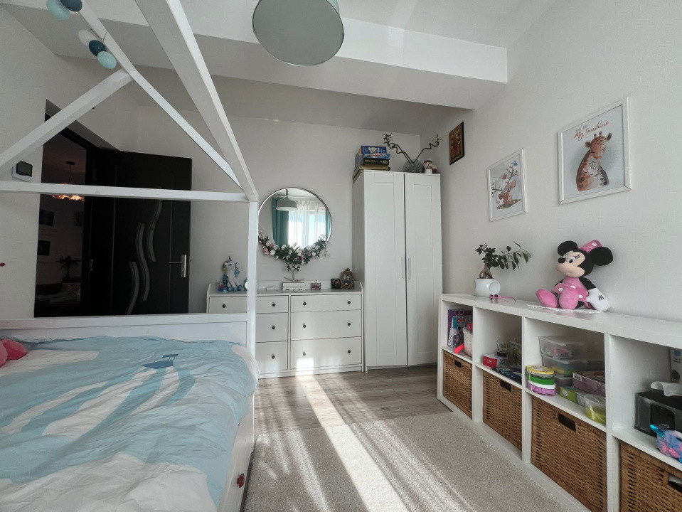 Apartament 3 Camere, curte comuna, si boxa la subsol Zona de case