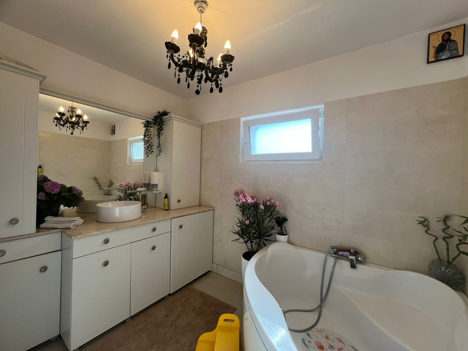 Apartament 3 Camere, curte comuna, si boxa la subsol Zona de case
