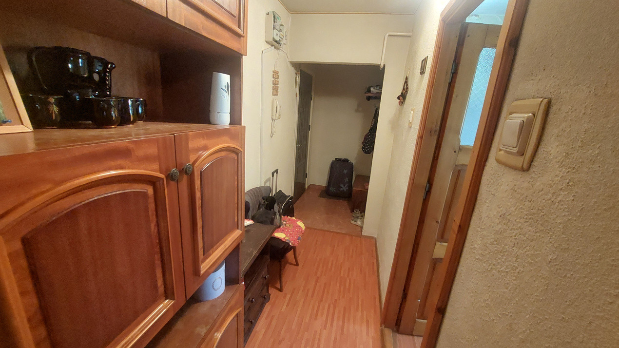 Apartament doua camere semidecomandat, etajul 3, Rovine zona Petre Ispirescu