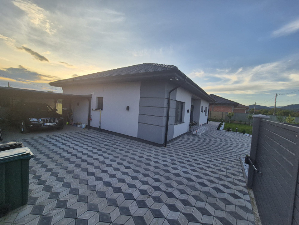 Casa pe nivel cu garaj si 6 ari teren