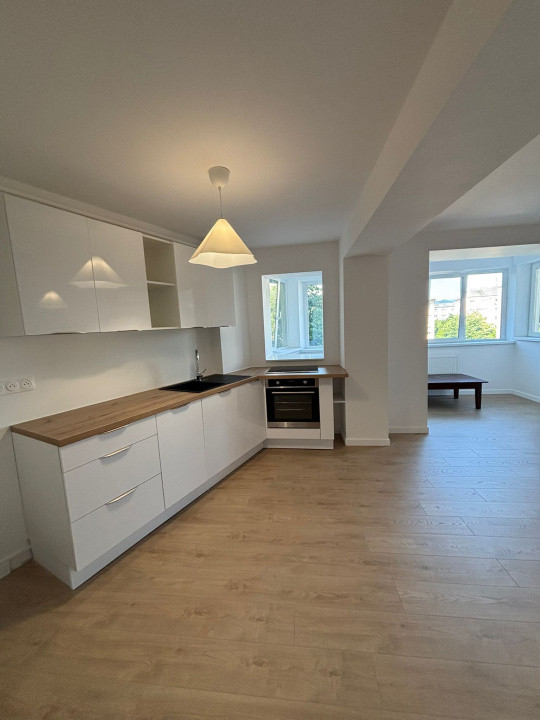 Apartament cu 4 camere complet renovat