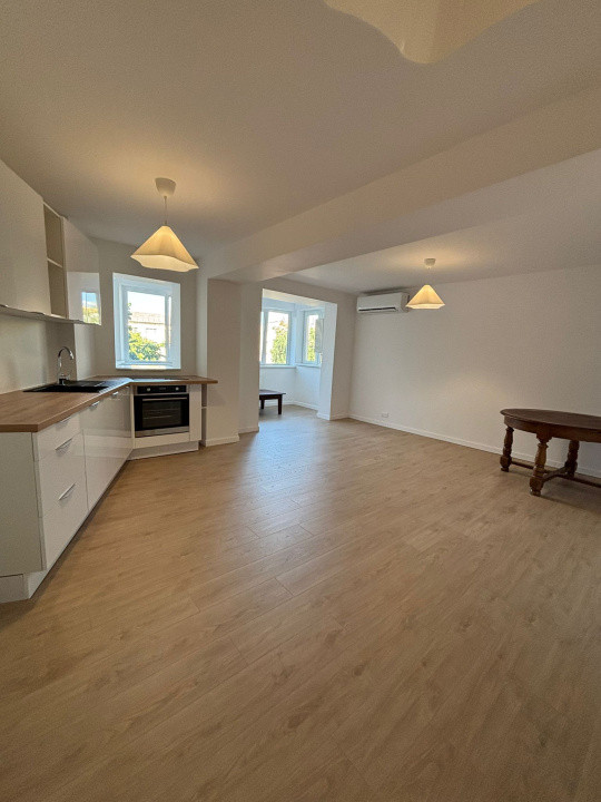 Apartament cu 4 camere complet renovat