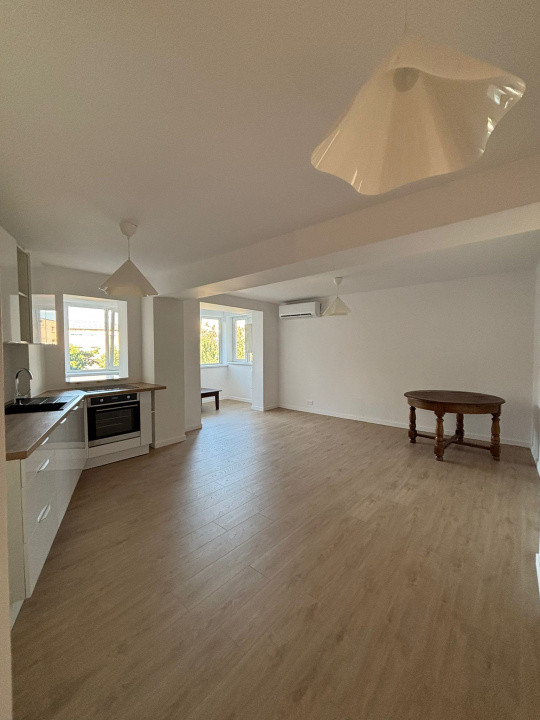 Apartament cu 4 camere complet renovat