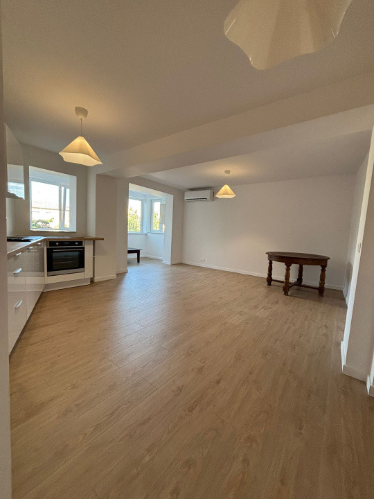 Apartament cu 4 camere complet renovat