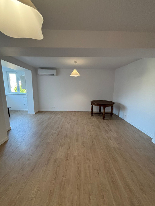 Apartament cu 4 camere complet renovat