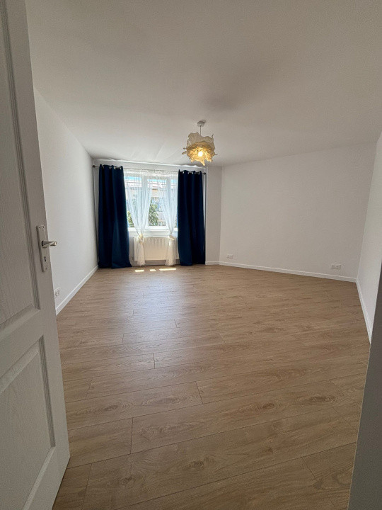 Apartament cu 4 camere complet renovat