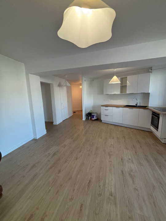 Apartament cu 4 camere complet renovat