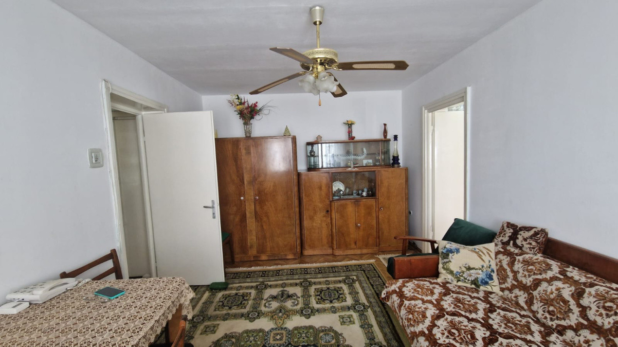 Apartament 3 camere, semidecomandat, 55mp, Calea Bucuresti, zona Nanterre