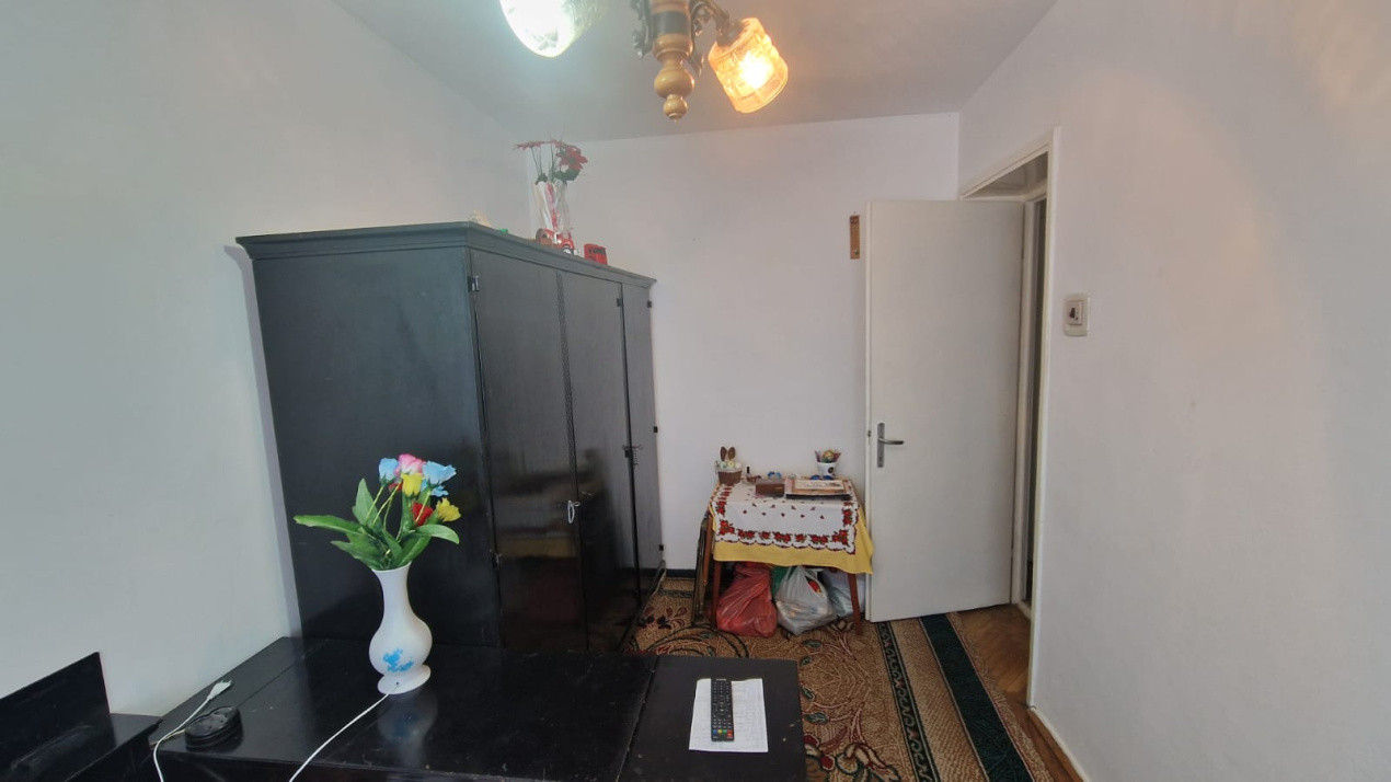 Apartament 3 camere, semidecomandat, 55mp, Calea Bucuresti, zona Nanterre