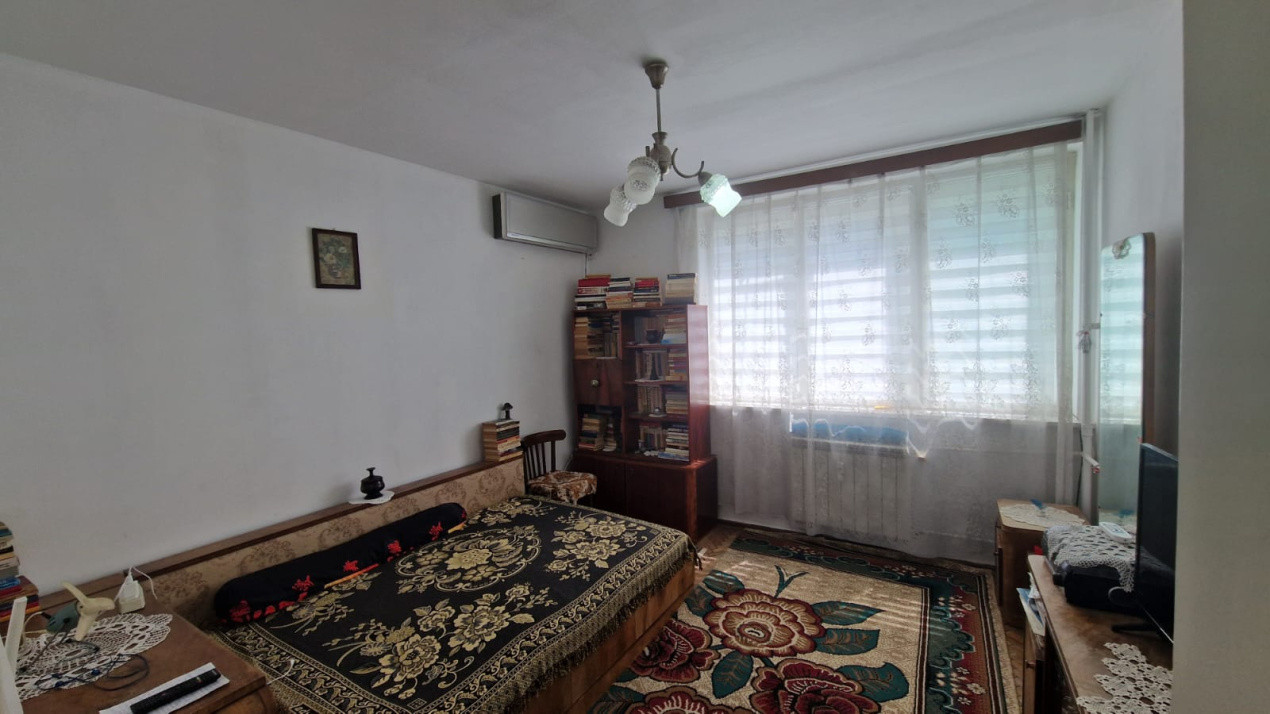 Apartament 3 camere, semidecomandat, 55mp, Calea Bucuresti, zona Nanterre