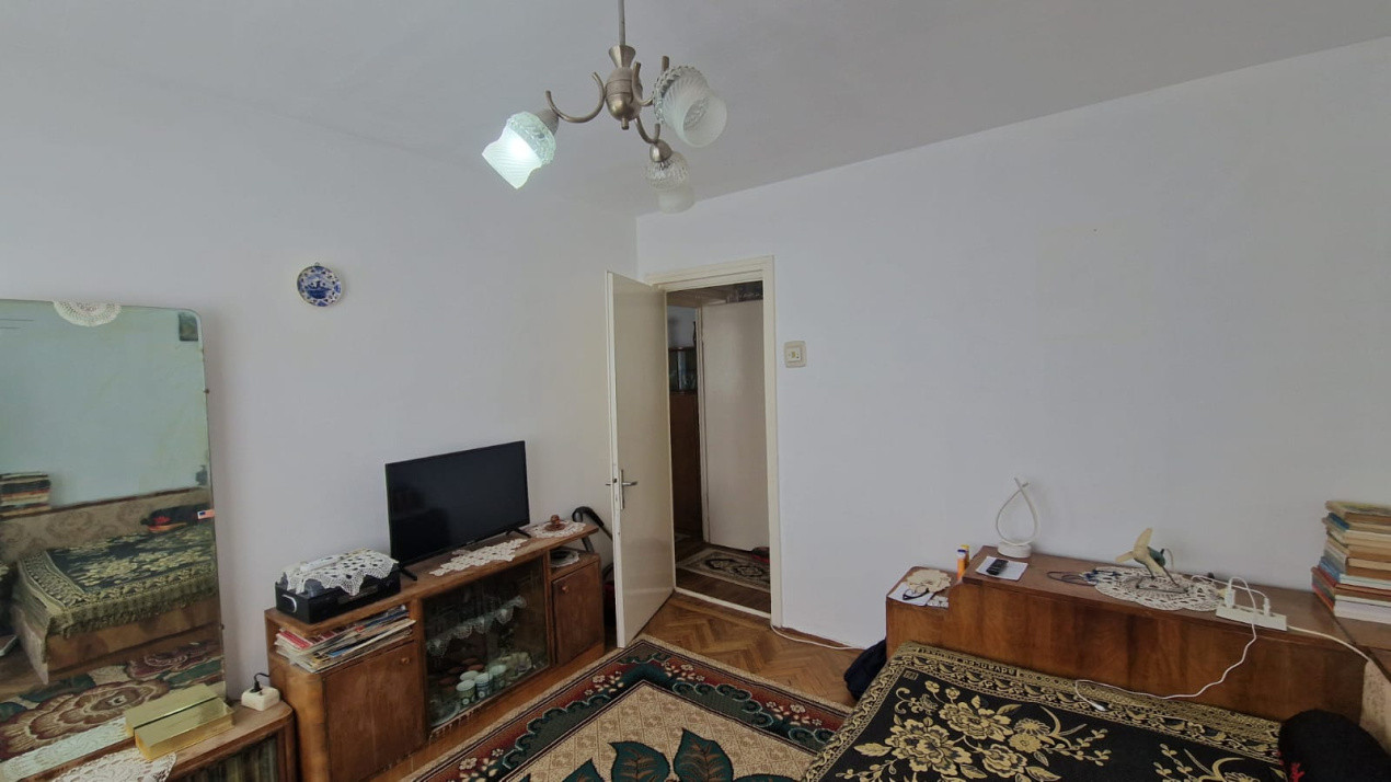 Apartament 3 camere, semidecomandat, 55mp, Calea Bucuresti, zona Nanterre