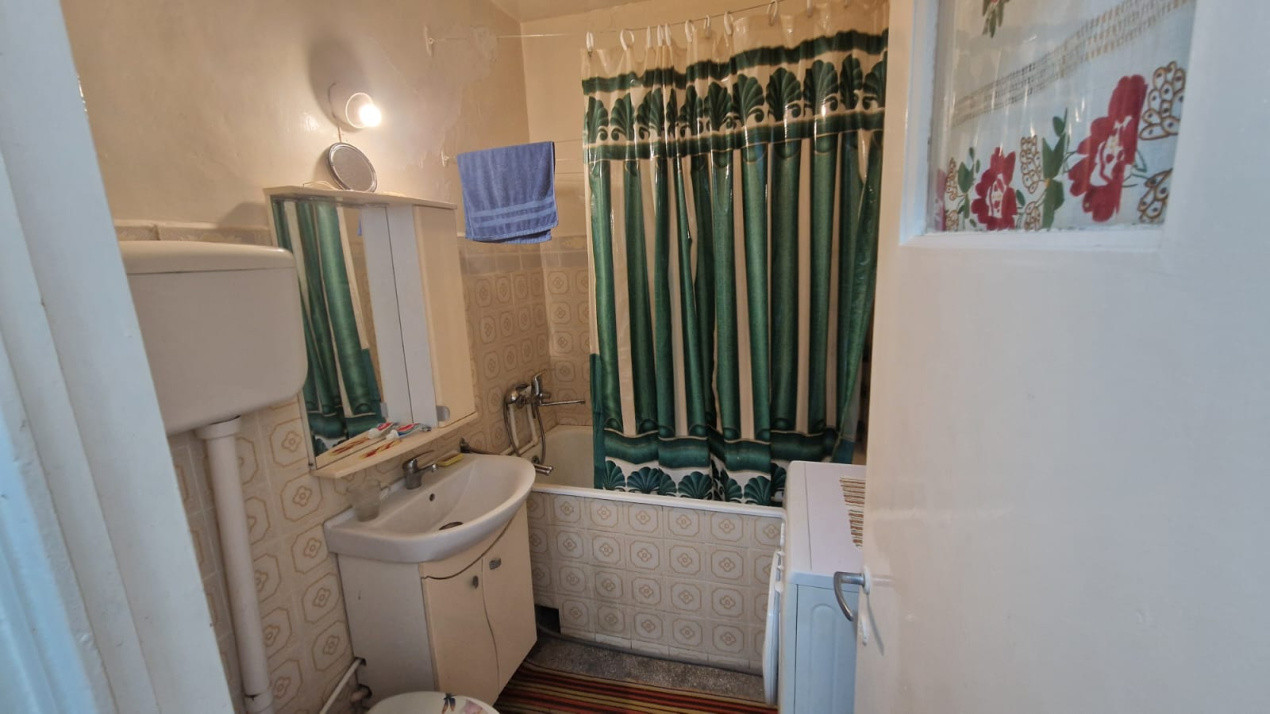 Apartament 3 camere, semidecomandat, 55mp, Calea Bucuresti, zona Nanterre