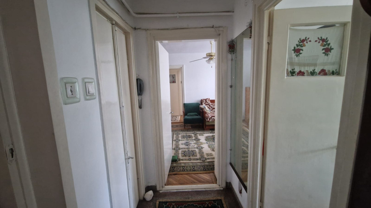 Apartament 3 camere, semidecomandat, 55mp, Calea Bucuresti, zona Nanterre