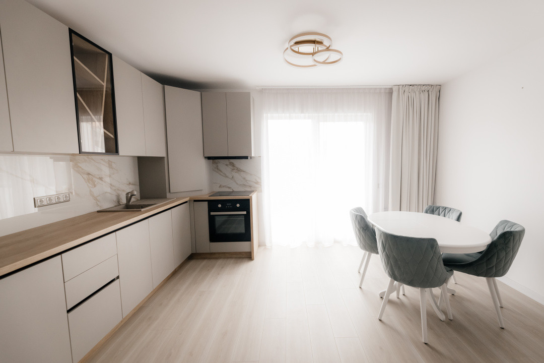DE VÂNZARE – Apartament 3 camere complet mobilat și finisat – strada Lămâiței 
