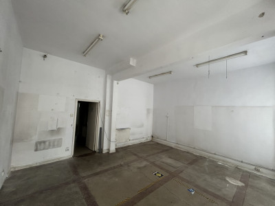 Spațiu comercial de închiriat – 100 m² utili, vitrină la stradă