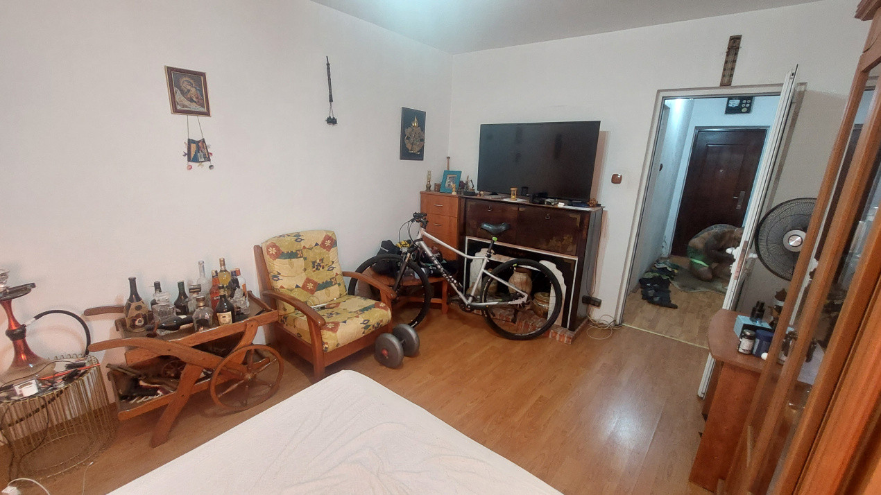 Apartament doua camere decomandat, etajul 5, 1 Mai zona Sara