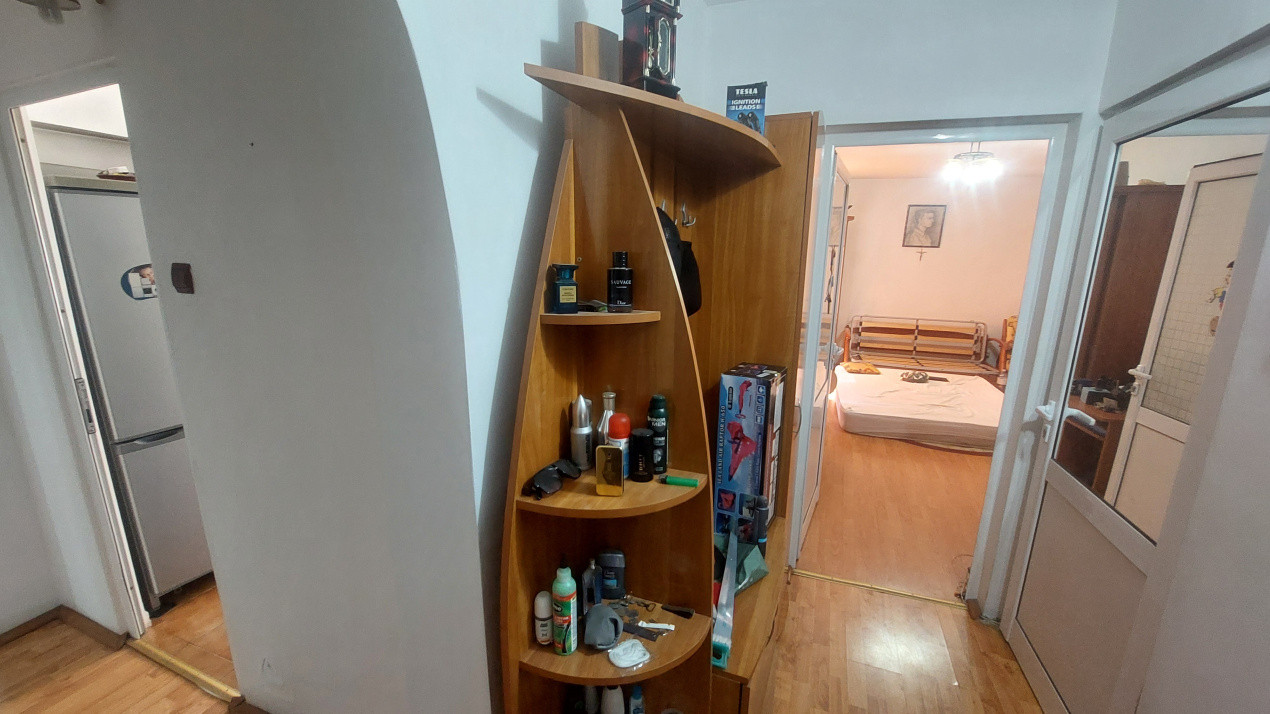 Apartament doua camere decomandat, etajul 5, 1 Mai zona Sara