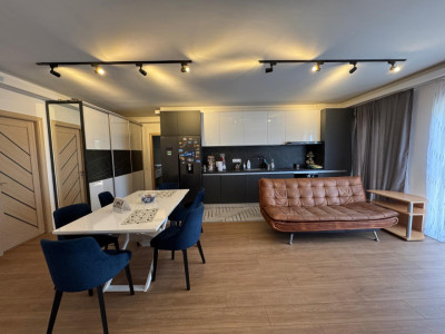De vânzare ap. lux cu 3 camere, nou, mobilat, garaj, 70 mp., 