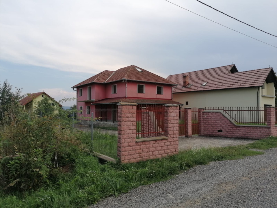 Casă - vilă de vânzare construită în stil italian 