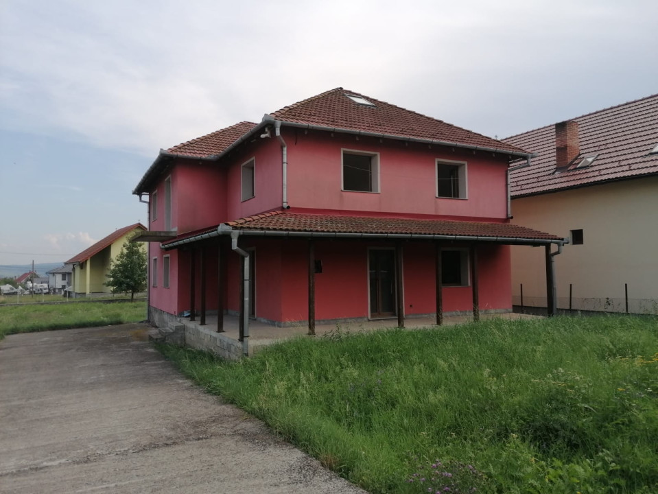 Casă - vilă de vânzare construită în stil italian 