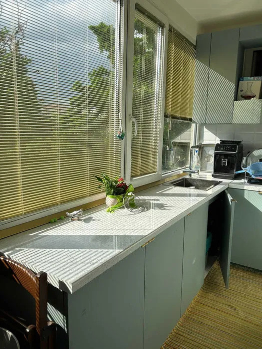 Apartament cu 3 camere, iar balconul generos este bucătărie - 4 spații de locuit