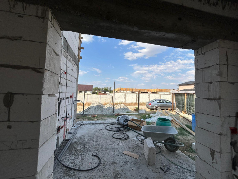 Casa plan parter, la rosu, 380 MP, 110 MP utili, Preajba