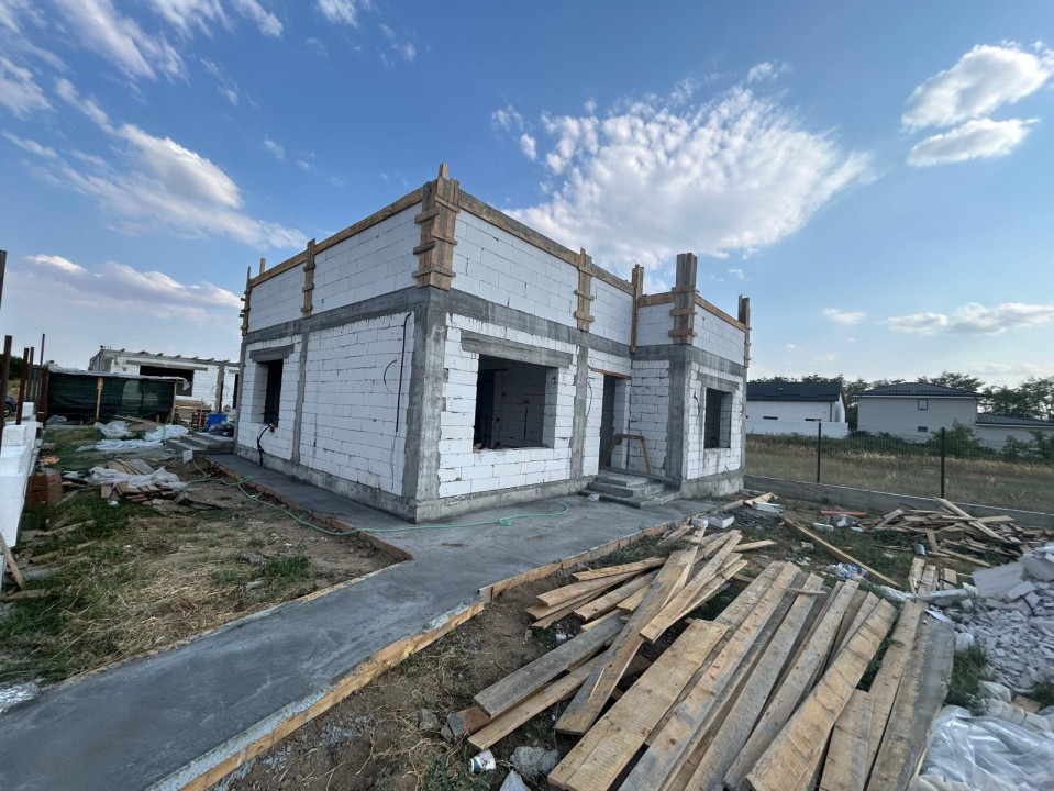 Casa plan parter, la rosu, 380 MP, 110 MP utili, Preajba