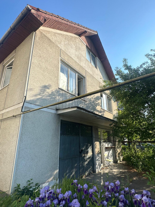 Doua case cu garaj si teren de 456mp