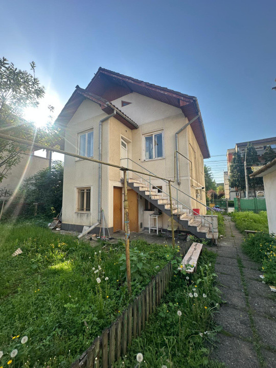 Doua case cu garaj si teren de 456mp