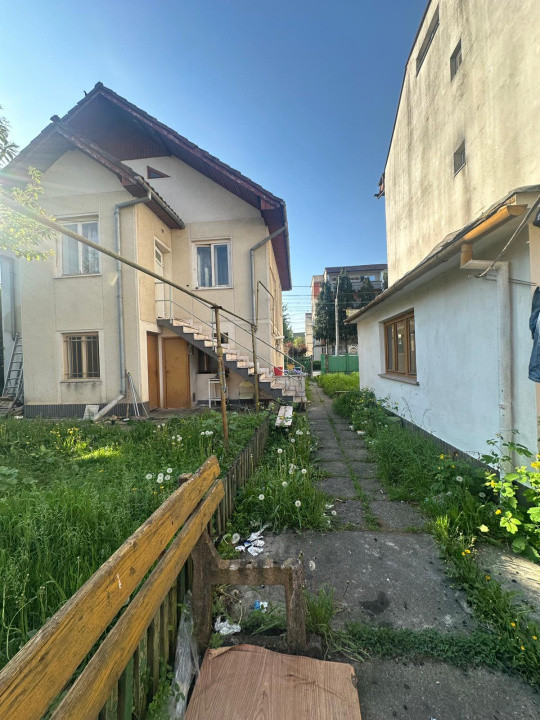 Doua case cu garaj si teren de 456mp