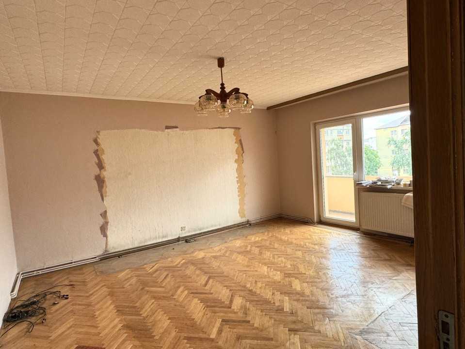 De vanzare apartament cu 3 camere decomandate -  etaj intermediar - Petru Rares 