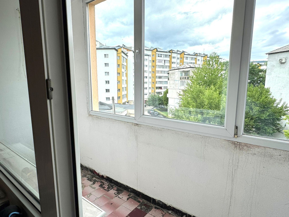 De vanzare apartament cu 3 camere decomandate -  etaj intermediar - Petru Rares 