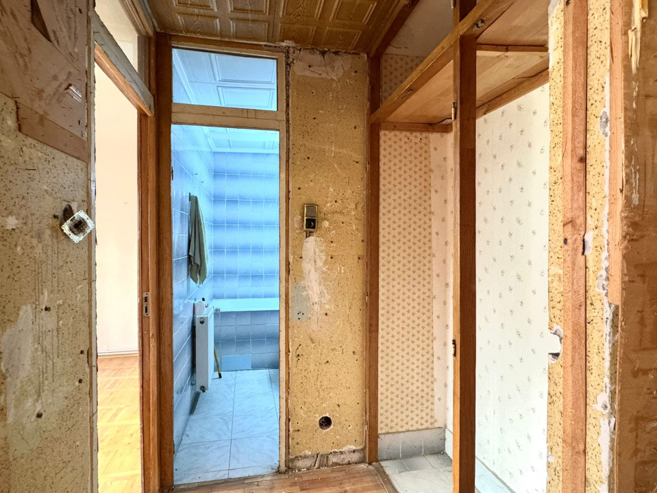 De vanzare apartament cu 3 camere decomandate -  etaj intermediar - Petru Rares 