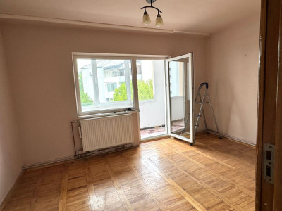 De vanzare apartament cu 3 camere decomandate -  etaj intermediar - Petru Rares 