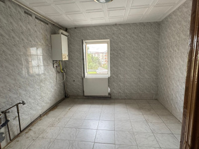 De vanzare apartament cu 3 camere decomandate -  etaj intermediar - Petru Rares 