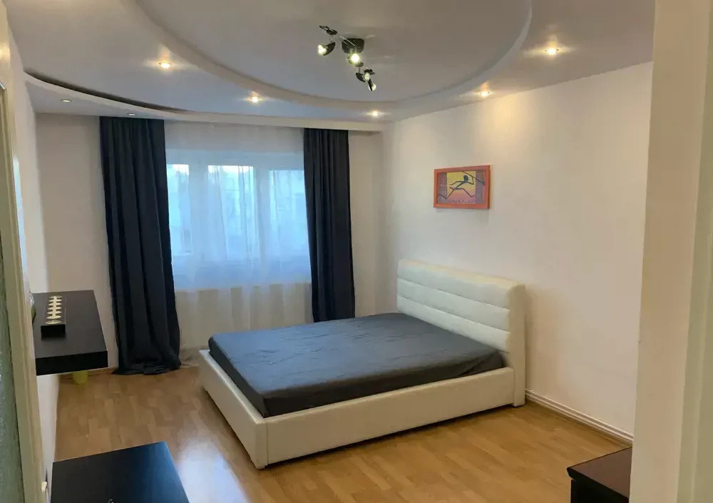 Apartament 3 camere de închiriat – Central, complet mobilat și utilat