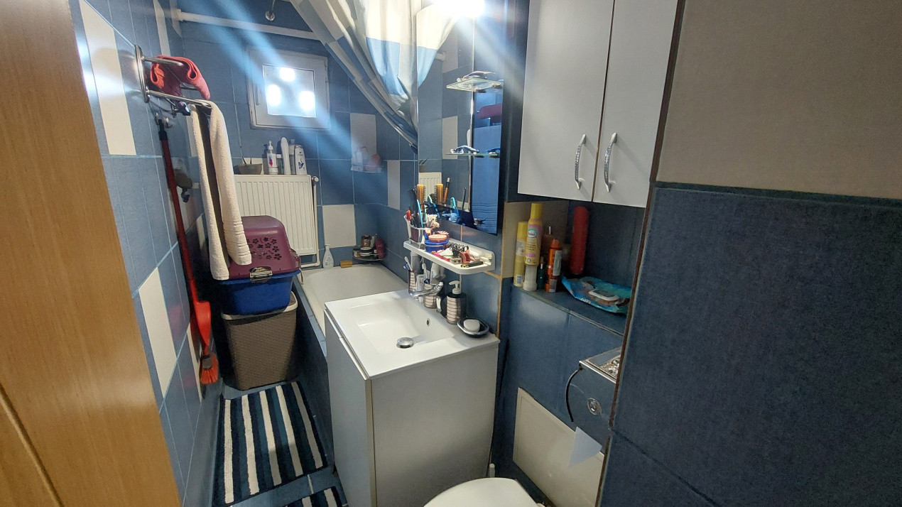 Apartament 3 camere semidecomandat, 53 mp, Craiovita zona Profi
