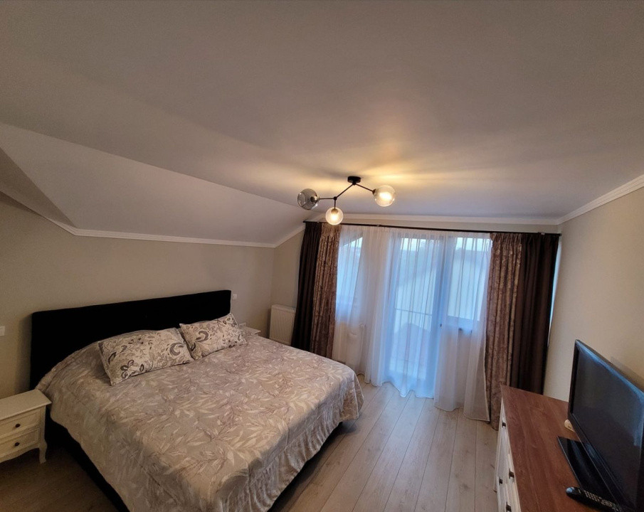 Casă inteligentă cu panouri fotovoltaice, garaj și curte 