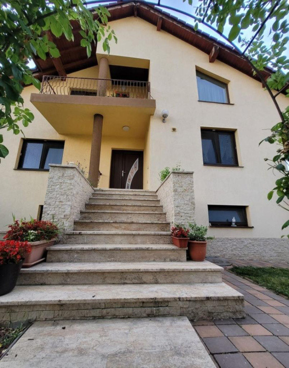 Casă inteligentă cu panouri fotovoltaice, garaj și curte 