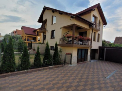 Casă inteligentă cu panouri fotovoltaice, garaj și curte 