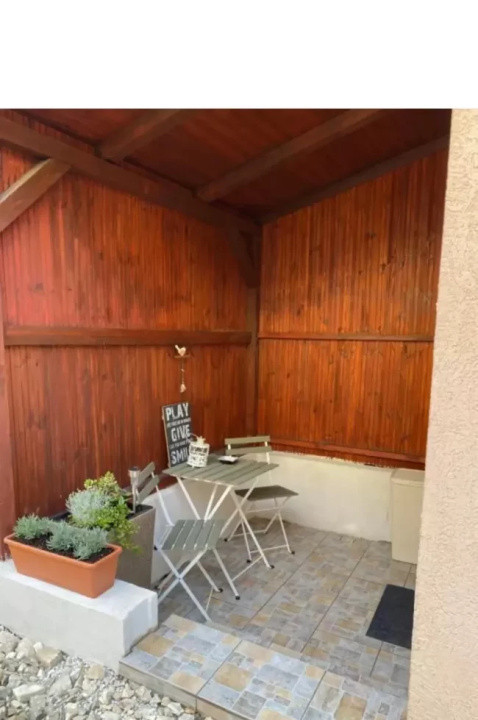 Închiriez garsonieră modernă în Centrul Vechi – cu terasă 