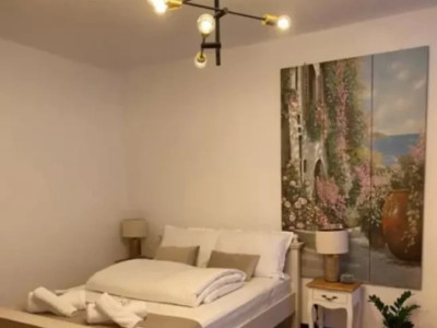 Închiriez garsonieră modernă în Centrul Vechi – cu terasă 