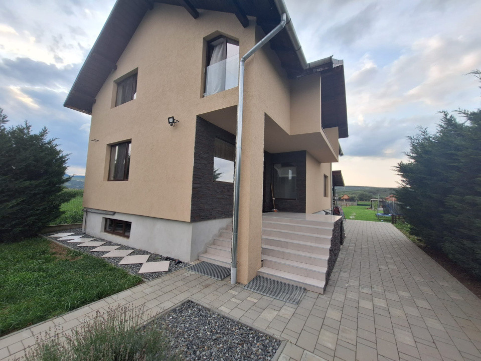 Urgent! Ofertă de vânzare casă cu etaj, 225 mp.+ 1500 mp teren, Mihai Viteazu