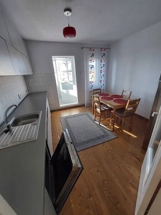Inchiriere  apartament 2 camere cu balcon