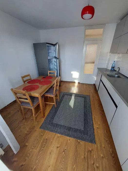 Inchiriere  apartament 2 camere cu balcon