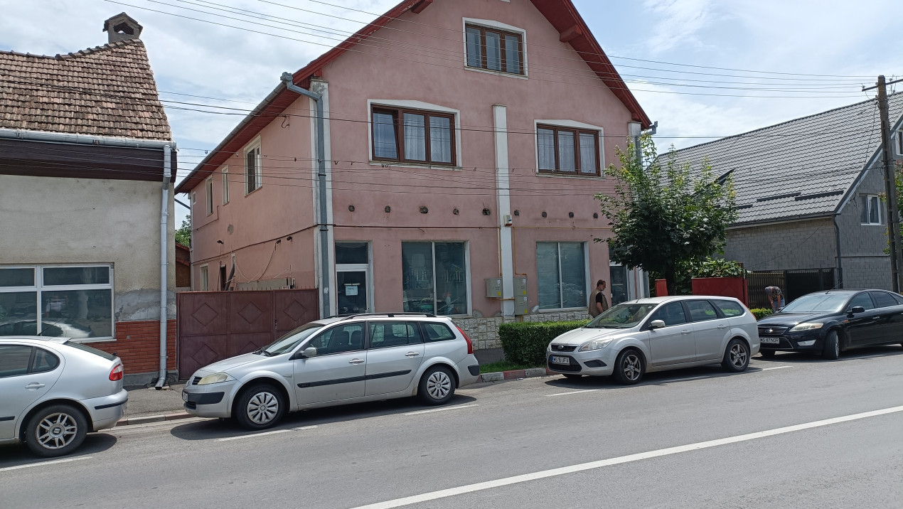 Casă de vânzare - Reghin complex imobiliar și spațiu comercial 